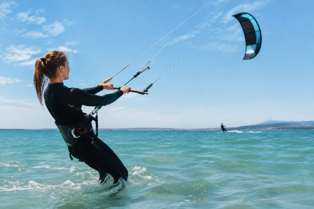 Kitesurf apprendre : par où commencer pour progresser sur l’eau ?