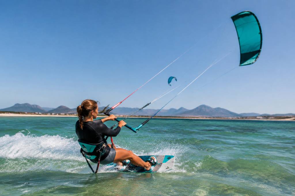 Cours de kitesurf : comment choisir la bonne école et le bon spot ?